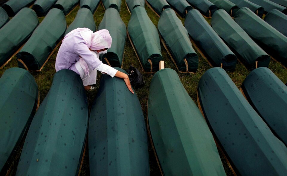 En kvinne sørger ved kistene i Potocari, der levningene fra massegravene i Srebrenica er samlet på minnelundene. I dag er det 25 år siden massakren startet. Foto: Reutres/Damir Sagolj/NTB ccanpix