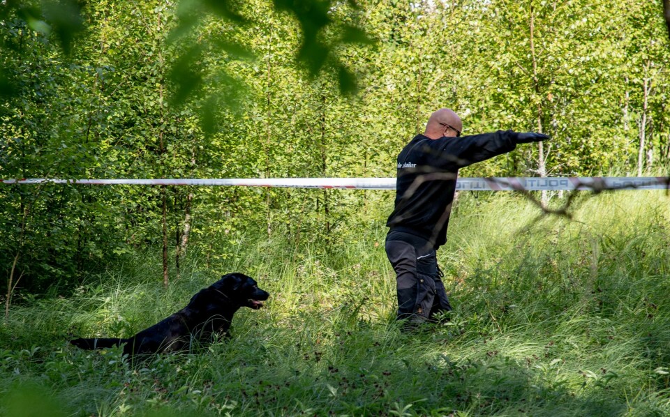 Kripos søkte med hund mandag formiddag i området der den drepte ble funnet søndag kveld utenfor en bolig i Askim.