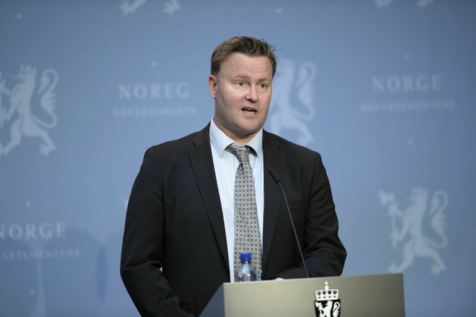 Assisterende helsedirektør Espen Rostrup Nakstad på onsdagens pressekonferanse om koronasituasjonen sammen med landbruks- og matminister Olaug Bollestad (KrF) og overlege Siri Feruglio i FHI.