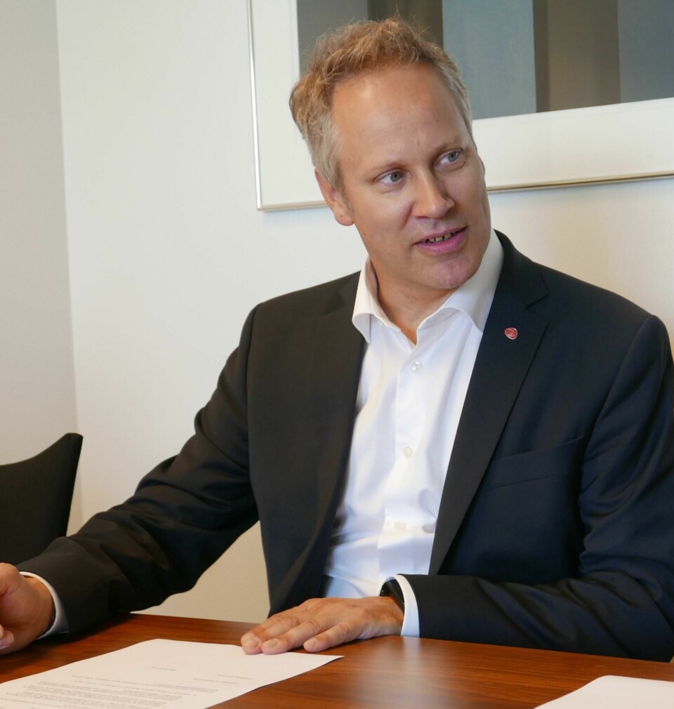 Jon-Ivar Nygård og Hanne Tollerud, ordførere i henholdsvis Fredrikstad og Moss, signerer avtale om utleie av en av Fredrikstads byferger til testing i Moss. På Nygårds kontor. Begge Ap. Jon-Ivar Nygård og Hanne Tollerud, ordførere i henholdsvis Fredrikstad og Moss, signerer avtale om utleie av en av Fredrikstads byferger til testing i Moss. På Nygårds kontor. Begge Ap.