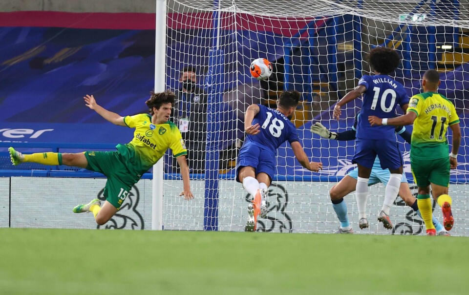 Olivier Giroud (nr. 18) header inn kveldens eneste scoring på at Stamford Bridge.