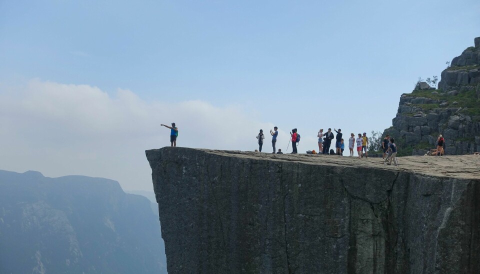 Preikestolen 20180715.
Turgåere på kanten av Preikestolen. Over 250 000 mennesker tar hvert år turen opp til fjellplatået på nordsiden av Lysefjorden i Forsand kommune i Rogaland.
Foto: Marianne Løvland / NTB scanpix