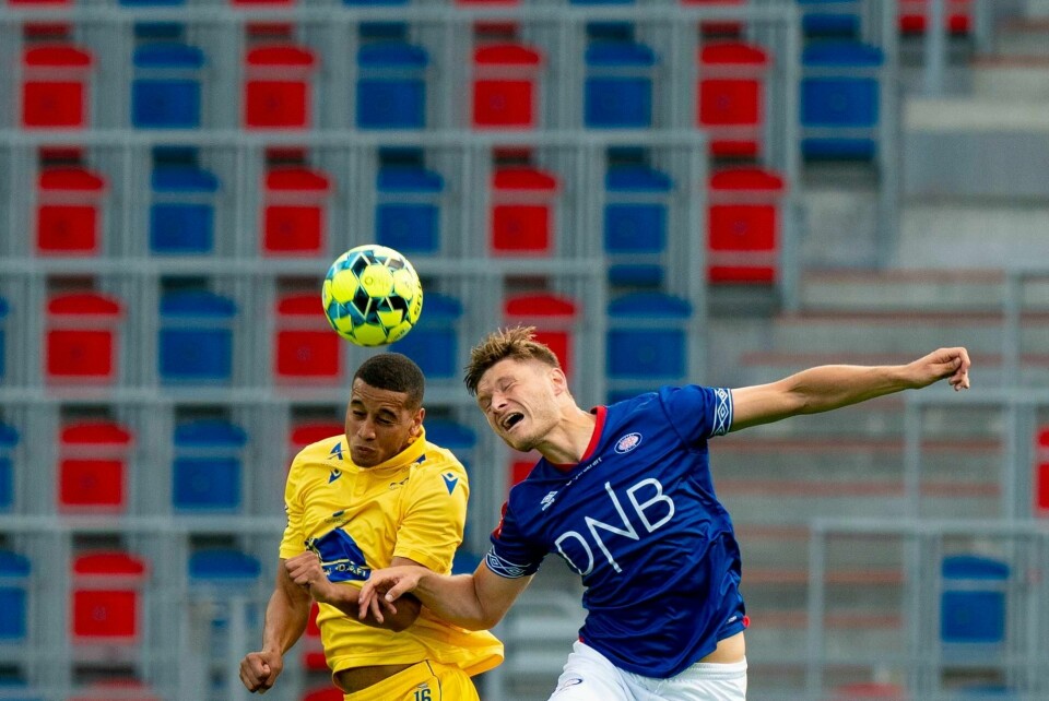 Oslo 20200715. Haugesunds Bruno Leite (t.v) i duell med Benjamin Stokke under eliteseriekampen i fotball mellom Vålerenga og Haugesund på Intility Arena i Oslo onsdag.Foto: Fredrik Hagen / NTB scanpix
