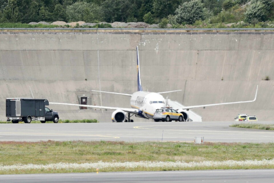 Passasjerflyet står nå parkert i utkanten av Oslo lufthavns område på Gardermoen. Der blir det undersøkt av bombegruppa. En 51 år gammel britisk mann er anholdt av politiet. Foto: Berit Roald / NTB scanpix