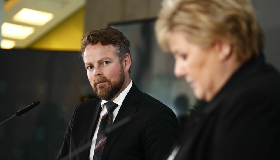 Permitterte får ikke feriepenger for den ekstraordinære lønnskompensasjonen. Det har regjeringen bestemt. Her er Arbeids- og sosialminister Torbjørn Røe Isaksen sammen med statsminister Erna Solberg. Foto: Terje Pedersen / NTB scanpix