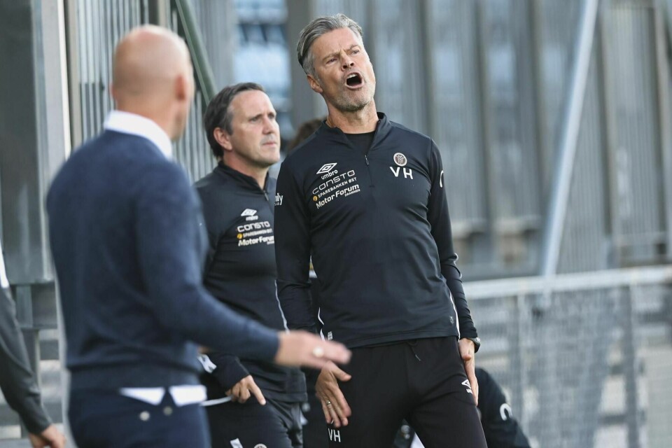 Mjøndalens trener Vegard Hansen og assistent trener Øyvind Leonhardsen under eliteseriekampen i fotball mellom Strømsgodset og Mjøndalen på Marienlyst Stadion