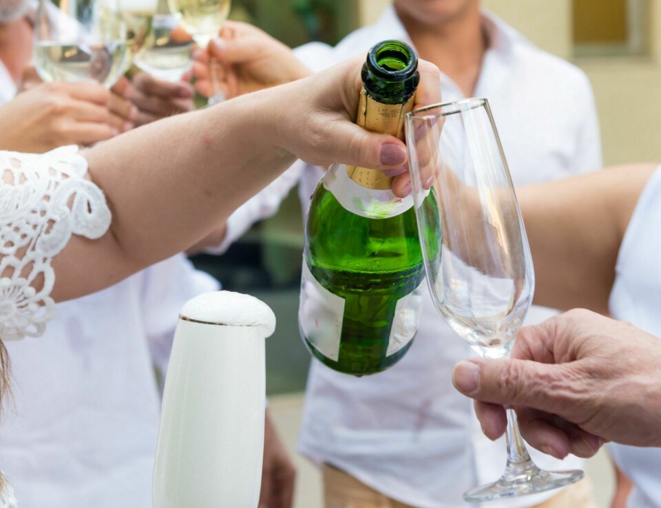 Forskning viser at tenåringer med foreldre som har klare avtaler og regler rundt alkohol, drikker mindre enn jevnaldrende som ikke har slike avtaler.Foto: iStock Forskning viser at tenåringer med foreldre som har klare avtaler og regler rundt alkohol, drikker mindre enn jevnaldrende som ikke har slike avtaler.Foto: iStock