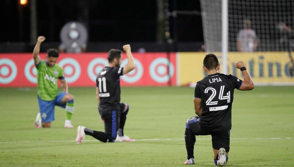 Spillere fra San José Earthquakes og the Seattle Sounders knelte i støtte til Black Lives Matter-bevegelsen før en MLS-kamp 10. juli. Foto: John Raoux / AP / NTB scanpix