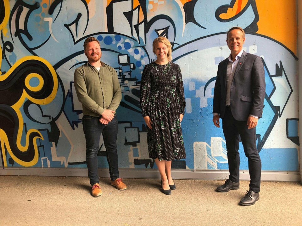 Forandringshuset Drammen fikk storfint besøk av barne- og familieminister Ida Lindtveit Røse (KRF) og hovedutvalgsleder Mads Hilden (Ap) for kultur, idrett og frivillighet i Drammen kommune mandag. Prosjektkoordinator Kim André Vian Bjerkestrand (t.v.) synes det er kjekt å at andre setter pris på jobben de gjør.
