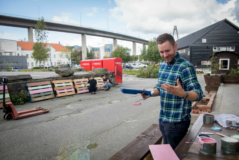 Henrik Sandve, butikksjef på Ostehuset Øst, malte paller og planker i alle regnbuens farger under dugnaden på Dokken. Den spiselige byfest, spiselig byfest
