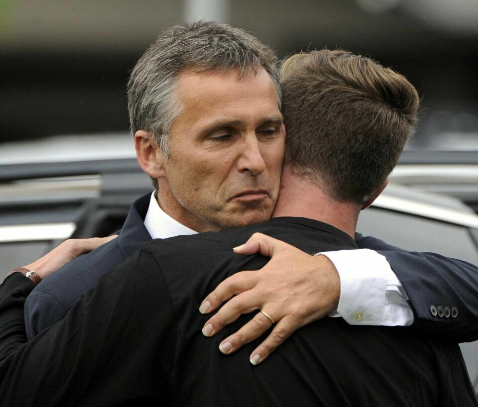 Statsminister Jens Stoltenberg og AUF-leiar Eskil Pedersen omfamnar kvarandre under ei minnemarkering etter terroråtaka i Oslo og på Utøya 22. juli 2011. Foto: NTB scanpix