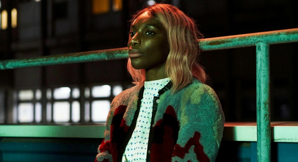 – Jeg tror først og fremst at kunst kan endre det mennesket som ser på det og opplever det. Og det jeg vil, er å stimulere, provosere, og underholde publikum, sier serieskaper Michaela Coel. Selv spiller hun rollen som Arabella som er basert på henne selv og hennes opplevelser i «I May Destroy You» som går på HBO. Foto: HBO – Jeg tror først og fremst at kunst kan endre det mennesket som ser på det og opplever det. Og det jeg vil, er å stimulere, provosere, og underholde publikum, sier serieskaper Michaela Coel. Selv spiller hun rollen som Arabella som er basert på henne selv og hennes opplevelser i «I May Destroy You» som går på HBO. Foto: HBO