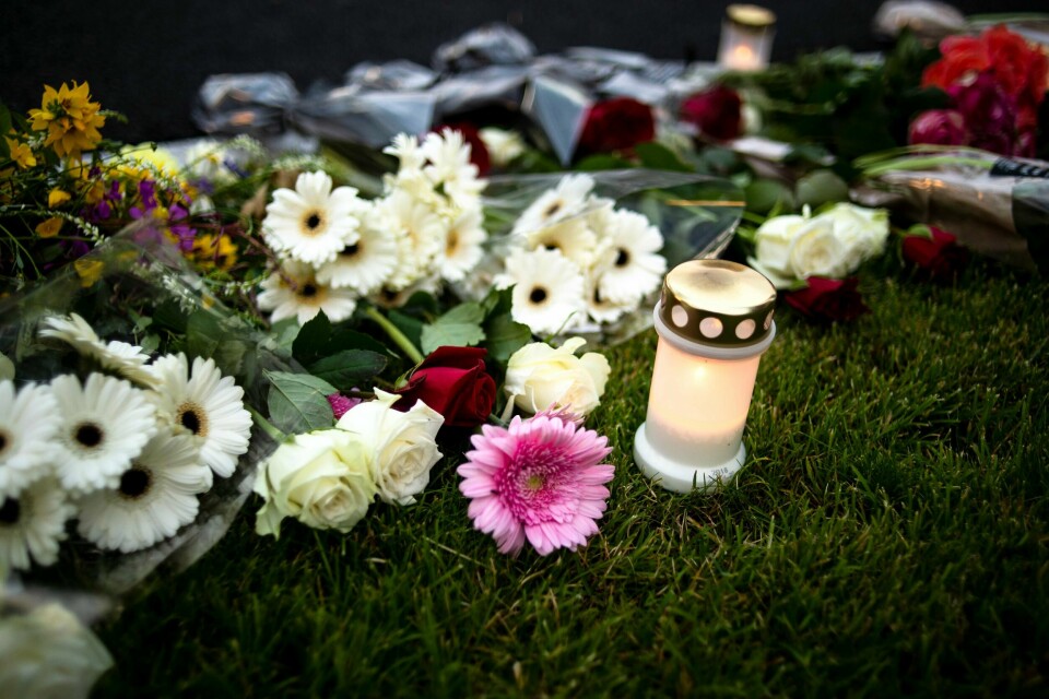 Lørenskog 20200705. Lys og blomster er satt opp for de to barna som ble funnet drept søndagen den 19. juli.Foto: Annika Byrde / NTB scanpix