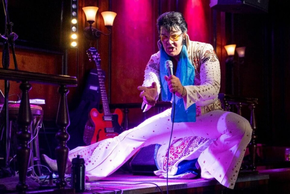 Skal Kjell Elvis bli ny verdensrekordholder i Elvis-synging, må han holde ut i over 43 timer. Det ambisiøse målet er å synge i 50 timer i strekk. Foto: Fredrik Hagen / NTB scanpix