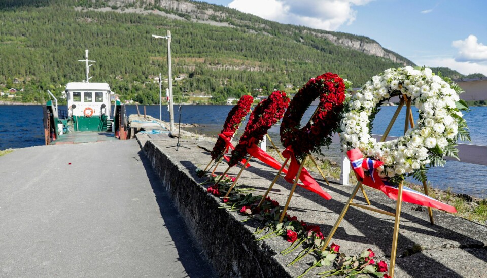 Blomsterkranser på Utøyakaia under Ni-årsmarkering for terrorangrepet på Utøya 22. juli 2011.