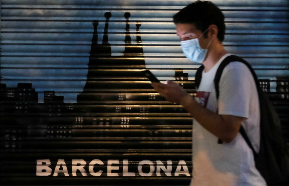 A man wearing a face mask looks at his mobile after Catalonia's regional authorities and the city council announced restrictions to contain the spread of the coronavirus disease (COVID-19) in Barcelona, Spain, July 21, 2020. REUTERS/Nacho Doce A man wearing a face mask looks at his mobile after Catalonia's regional authorities and the city council announced restrictions to contain the spread of the coronavirus disease (COVID-19) in Barcelona, Spain, July 21, 2020. REUTERS/Nacho Doce