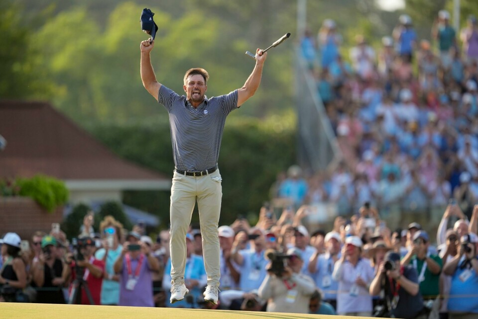 En hoppende glad Bryson DeChambeau jubler etter seieren i US Open i golf søndag. Foto: George Walker IV / AP / NTB En hoppende glad Bryson DeChambeau jubler etter seieren i US Open i golf søndag. Foto: George Walker IV / AP / NTB