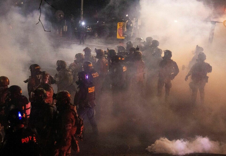 Tusenvis av mennesker samlet seg fredag kveld i Portlands gater for å protestere mot at en føderal dommer avviste delstatens krav om tilbaketrekning av de føderale sikkerhetsstyrkene fra byen.