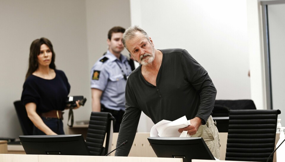 Eirik Jensen under fengslingsmøtet i Oslo tingrett 16. juli. I bakgrunnen står samboeren Ragna Lise Vikre. Foto: Geir Olsen / NTB scanpix