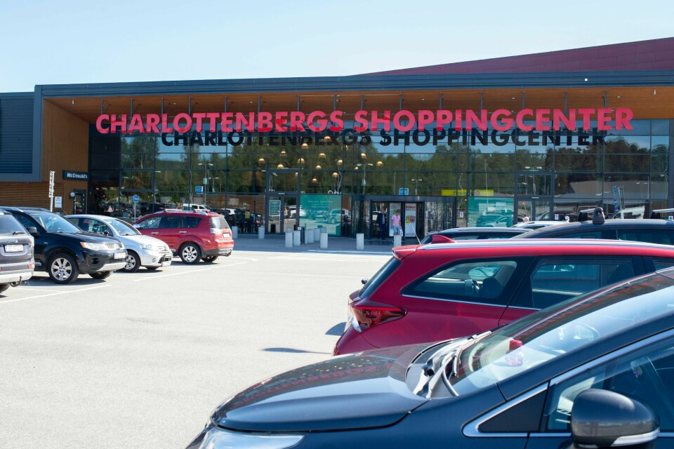 Det er allerede mange norske biler på parkeringen utenfor Charlottenberg Shoppingcenter like ved grensen til Sverige.