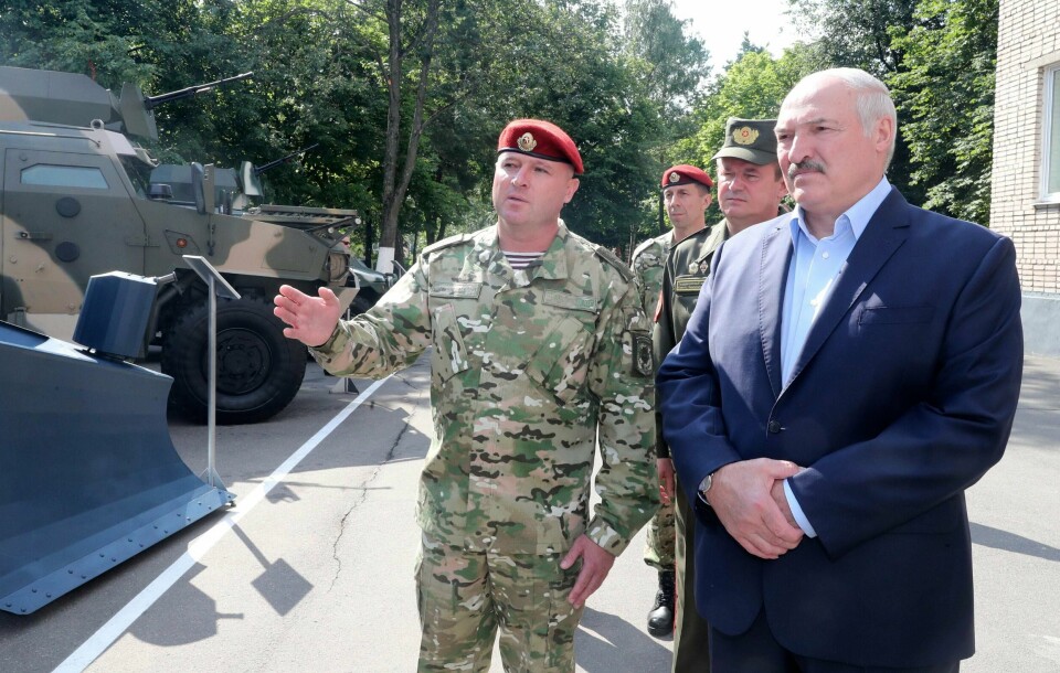 President Aleksandr Lukasjenko (t.h.) under et besøk hos hviterussiske spesialstyrker i hovedstaden Minsk tirsdag. Det er presidentvalg i Hviterussland 9. august, og Lukasjenko satser nok en gang på å bli gjenvalgt. Foto: Nikolai Petrov / Belta / AP / NTB scanpix