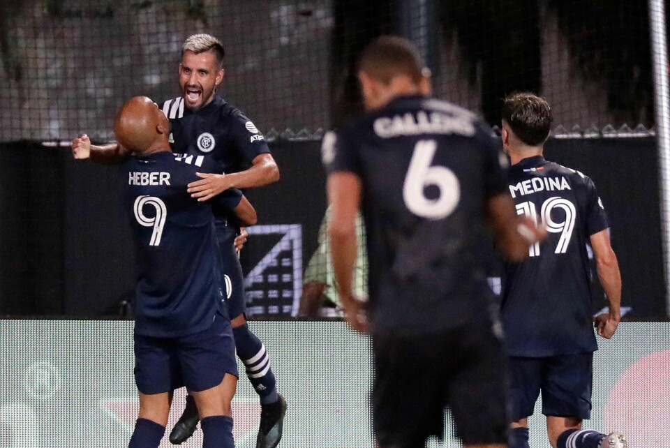Maxi Moralez og lagkameratene i New York City FC jubler over scoring og avansement mot Toronto FC. Foto: John Raoux / AP / NTB scanpix