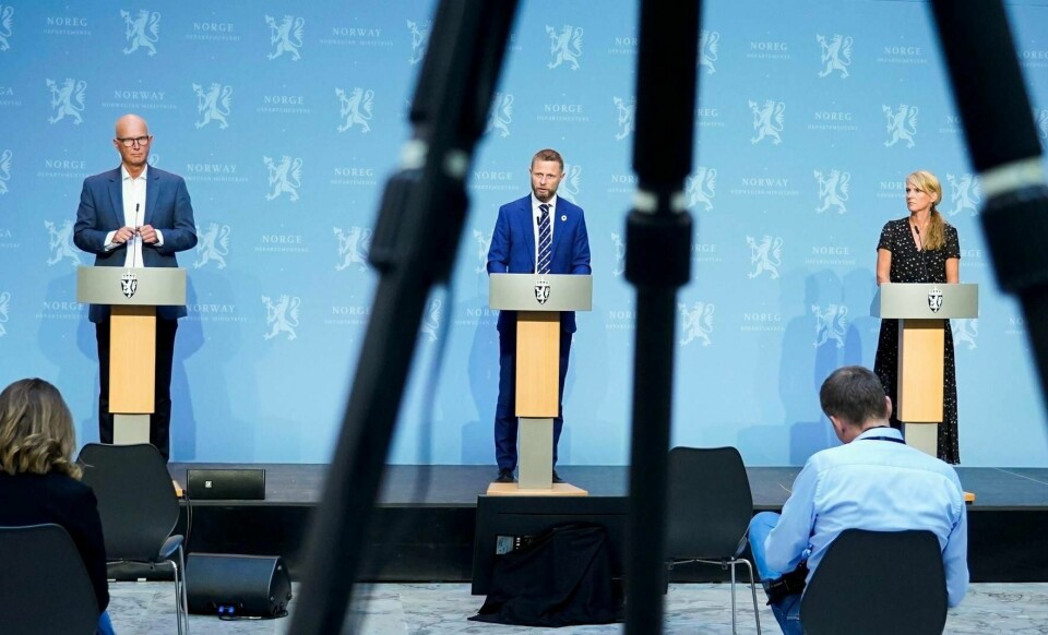 Helsedirektør Bjørn Guldvog, helse- og omsorgsminister Bent Høie (H) og avdelingsdirektør i Folkehelseinstituttet Line Vold under regjerings pressekonferanse om koronasituasjonen i Oslo.