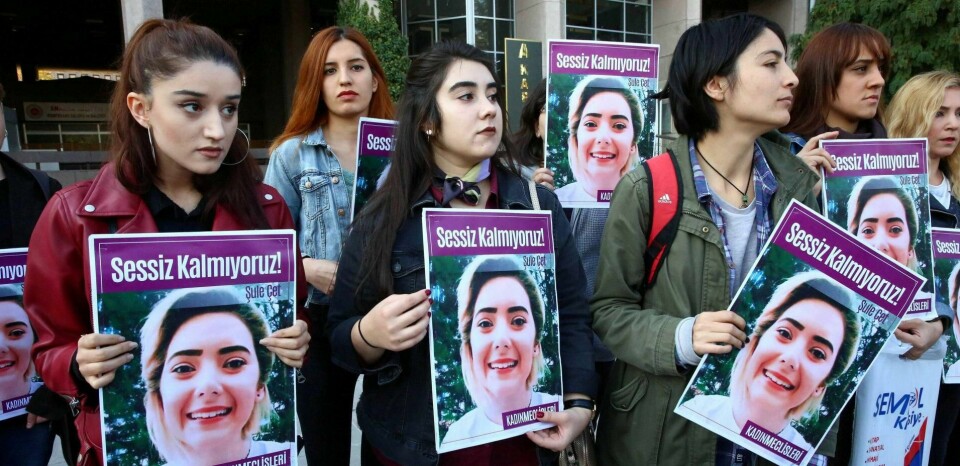 Tyrkiske kvinner demonstrerer oftere og oftere mot menns drap på kvinner, på nett og i gatene. Her fra rettssaken mot Sule Cets ektemann, som skal ha kastet henne fra 20. etasje i en blokk i Ankara. Foto: NTB Scanpix