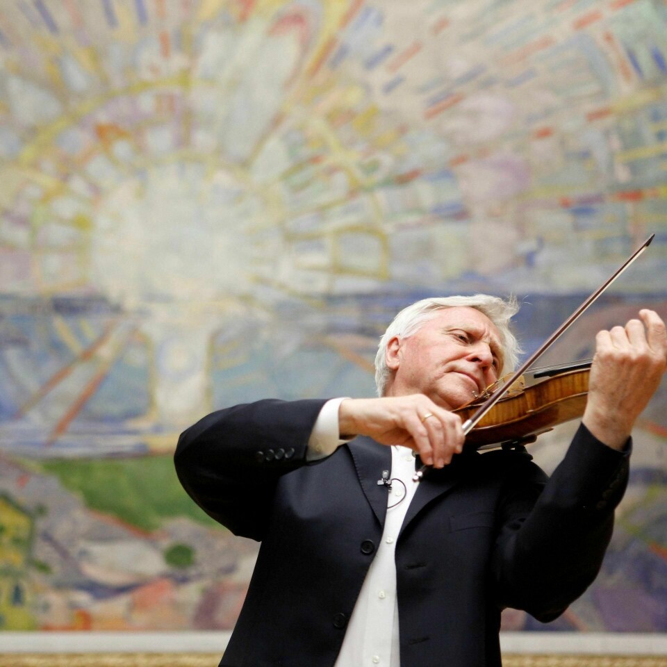 Aulaen har gjennom generasjoner vært den klassiske musikkens omdreiningspunkt i Oslo med sin akustikk og sin unike atmosfære, skriver forfatterne. Her tester Arve Tellefsen akustikken i den nyrestaurerte aulaen.Foto: Berit Roald / NTB scanpix