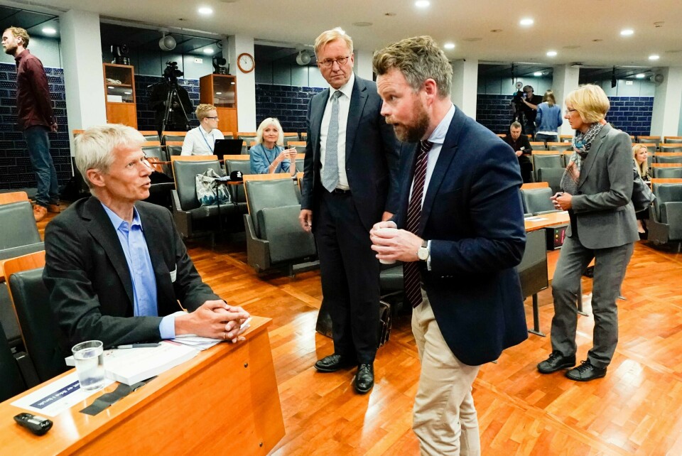 Nav og det ansvarlige departementet, tirsdag representert ved nyansatt Nav-direktør Hans Christian Holte (til venstre) og arbeids- og sosialminister Torbjørn Røe Isaksen (H) har hovedansvaret for at trygdeskandalen fikk et så enormt omfang, fastslo leder Finn Arnesen (i midten) da han redegjorde for granskernes funn. Foto: Lise Åserud / NTB scanpix