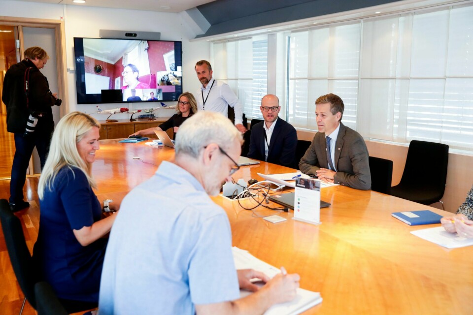 Samferdselsminister Knut Arild Hareide i møte med Gert Myhren og ordfører Monica Myrvold Berg fra Drammen kommune om elsparkesykler. De andre kommunene som var invitert til møtet, Oslo, Bergen, Trondheim og Kristiansand, deltok via video. Foto: Berit Roald / NTB scanpix