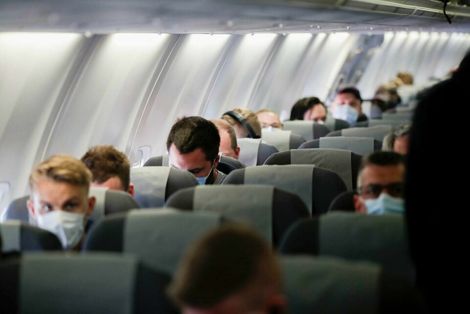 Da vi satte oss ned i hvert vårt sete, hersket det en helt annen ro over flykabinen enn jeg har vært med på tidligere, skriver Eirik Hoff Lysholm. Bildet er fra SAS-ruta fra Oslo til Evenes 18. mai i år, første dag passasjerene måtte bære munnbind. Foto: Vidar Ruud/NTB scanpix