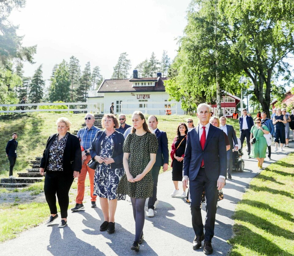 Statsminister Erna Solberg, hennes mann Sindre Finnes, støttegruppens leder Lisbeth Kristine Røyneland, AUF-leder Ina Rangønes Libak og Ap-leder Jonas Gahr Støre under ni-årsmarkeringen på Utøya 22. juli. Foto: Berit Roald/NTB scanpix