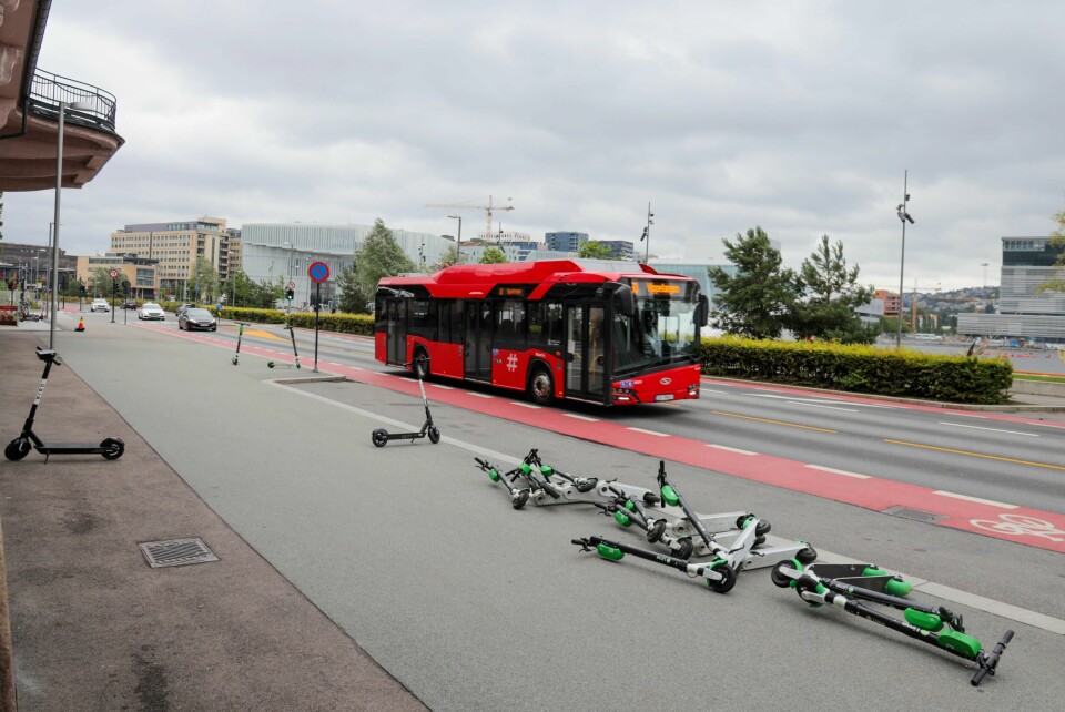 I ukesvis har folk irritert seg over elektriske sparkesykler som ligger slengt på fortauet og blokkerer fortauet for myke trafikanter.