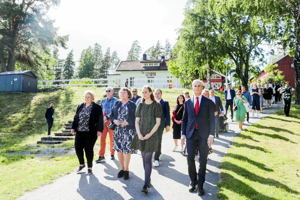 Statsminister Erna Solberg, hennes mann Sindre Finnes, støttegruppens leder Lisbeth Kristine Røyneland, AUF-leder Ina Rangønes Libak og Ap-leder Jonas Gahr Støre under ni-årsmarkeringen på Utøya 22. juli.