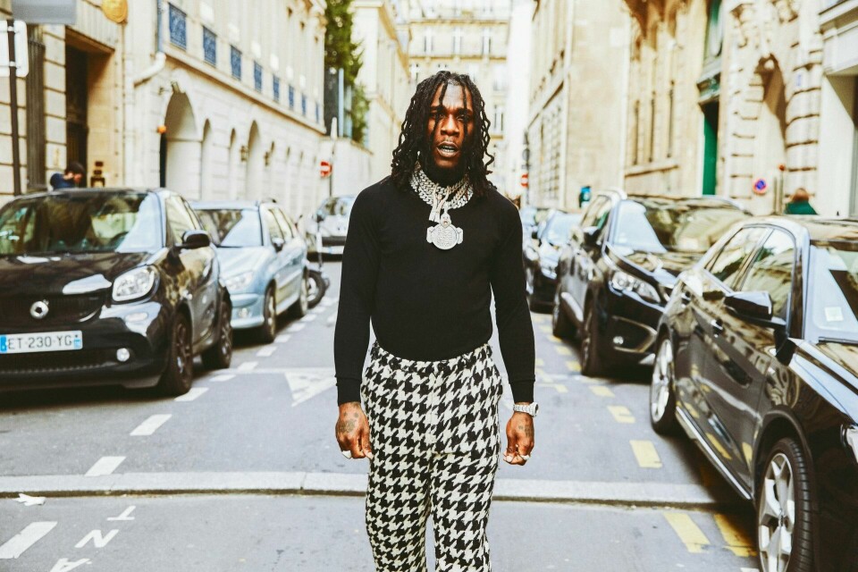 Burna Boy er aktuell med «Twice As Tall», oppfølgeren til «African Giant», med stjerneprodusenter som Timbaland og Diddy, og en miks av afrikanske og vestlige artister, som Sauti Sol, Youssou N’Dour, Stormzy, Naughty By Nature og Chris Martin. Foto: Warner Music Burna Boy er aktuell med «Twice As Tall», oppfølgeren til «African Giant», med stjerneprodusenter som Timbaland og Diddy, og en miks av afrikanske og vestlige artister, som Sauti Sol, Youssou N’Dour, Stormzy, Naughty By Nature og Chris Martin. Foto: Warner Music
