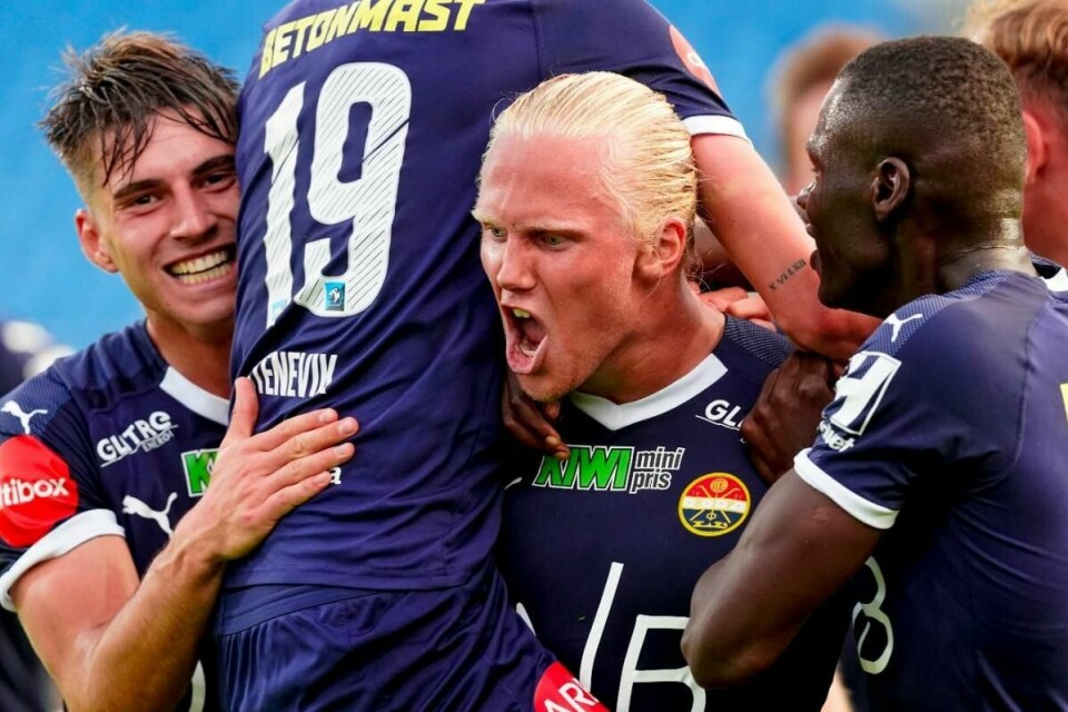 Strømsgodset feirer 2-3-scoringen til Lars-Jørgen Salvesen (midten) under eliteseriekampen i fotball mellom Haugesund og Strømsgodset på Haugesund stadion.