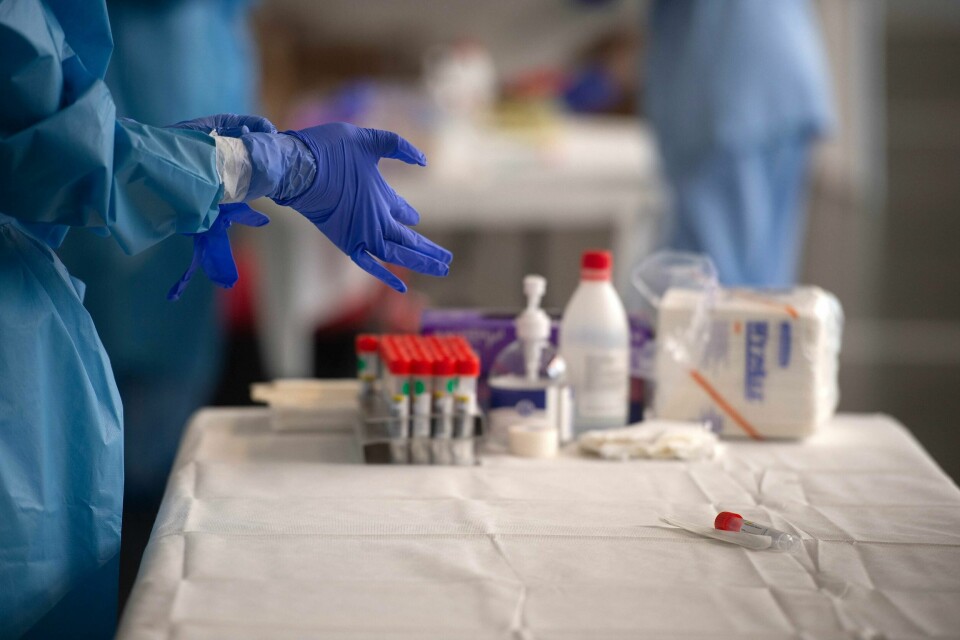 A healthcare worker prepares to collect samples at a temporary testing centre for the novel coronavirus in Spanish Basque city of Azpeitia on August 15, 2020 following a new outbreak in the city. - Spain said it was closing discos and banning smoking in the street without social distancing, as it stepped up restrictions to stop the spread of the new coronavirus. (Photo by ANDER GILLENEA / AFP)