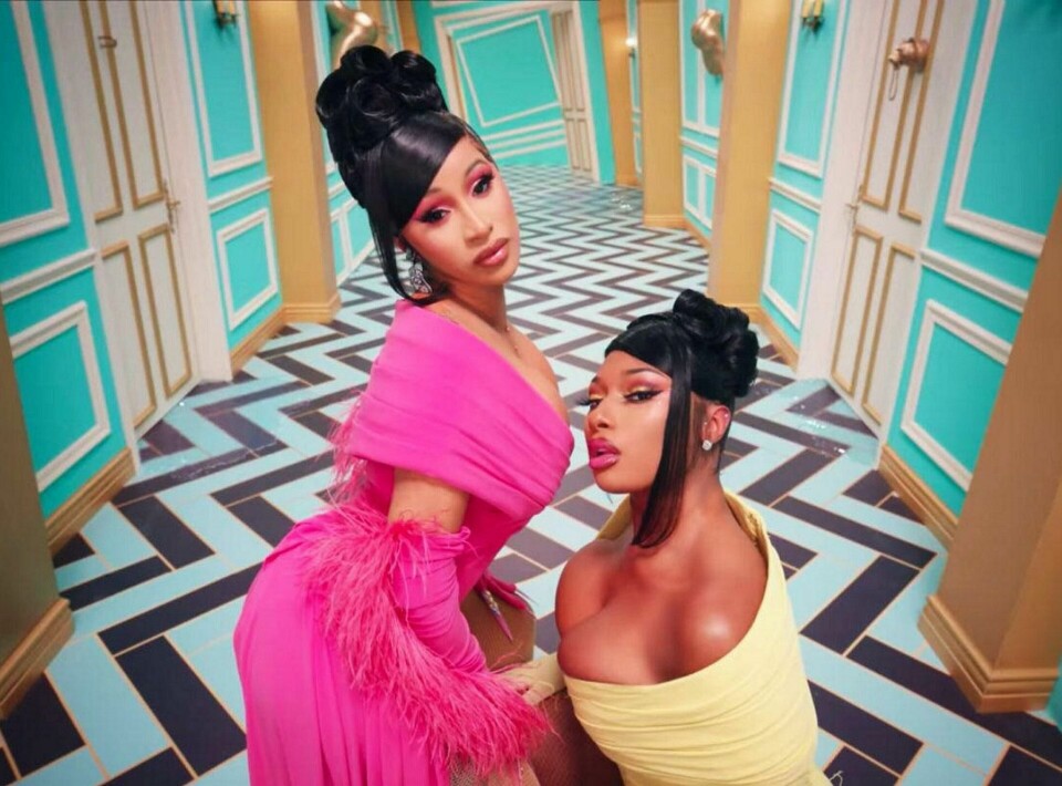 Med sin nye låt «WAP» (Wet-Ass Pussy), har Cardi B og Megan Thee Stallion fått konservative hvite menn til å føle seg indignerte. Men at menn vil kontrollere kvinnelig seksualitet er intet nytt under solen, mener Ida Madsen Hestman: Det er heller en forutsigbar reaksjon. Skjermdump: YouTube Med sin nye låt «WAP» (Wet-Ass Pussy), har Cardi B og Megan Thee Stallion fått konservative hvite menn til å føle seg indignerte. Men at menn vil kontrollere kvinnelig seksualitet er intet nytt under solen, mener Ida Madsen Hestman: Det er heller en forutsigbar reaksjon. Skjermdump: YouTube