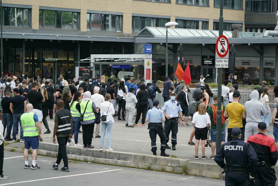 Sian ble møtt av over 50 motdemonstranter på Furuset senter i Oslo lørdag. Oslo 20200815. SIAN demonstrerer på Furuset senter i Oslo lørdag.Foto: Fredrik Hagen / NTB scanpix