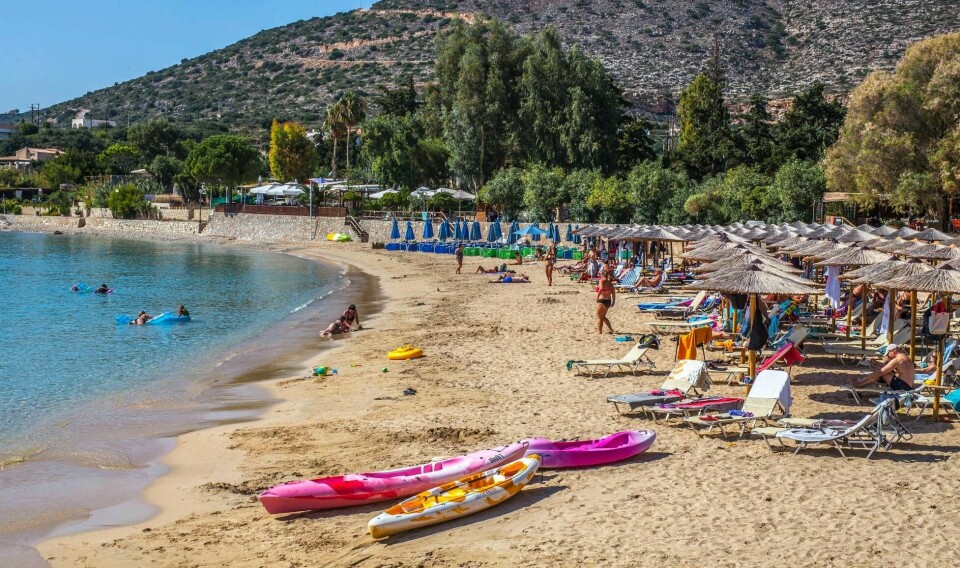 Ving avlyser alle Hellas-reiser ut sesongen. Her er turister på stranden ved Chania på øya Kreta.