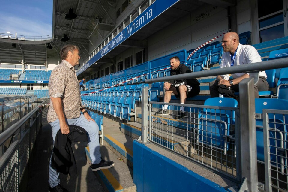 Åge Hareide i prat med Rosenborgs sportslige leder Mikael Dorsin (th) og trener Eirik Horneland før eliteseriekampen i fotball mellom Molde og Rosenborg på Aker Stadion.