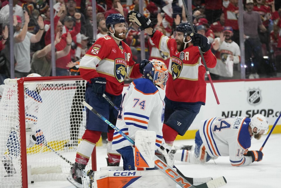 Aaron Ekblad (til høyre) gratulerer Panthers-lagkamerat Matthew Tkachuk med lagets første scoring mot Edmonton Oilers tirsdag. Det ble likevel ikke mange nok Panthers-mål til å avgjøre sluttspillet tirsdag. Aaron Ekblad (til høyre) gratulerer Panthers-lagkamerat Matthew Tkachuk med lagets første scoring mot Edmonton Oilers tirsdag. Det ble likevel ikke mange nok Panthers-mål til å avgjøre sluttspillet tirsdag. Foto: Wilfredo Lee / AP / NTB
