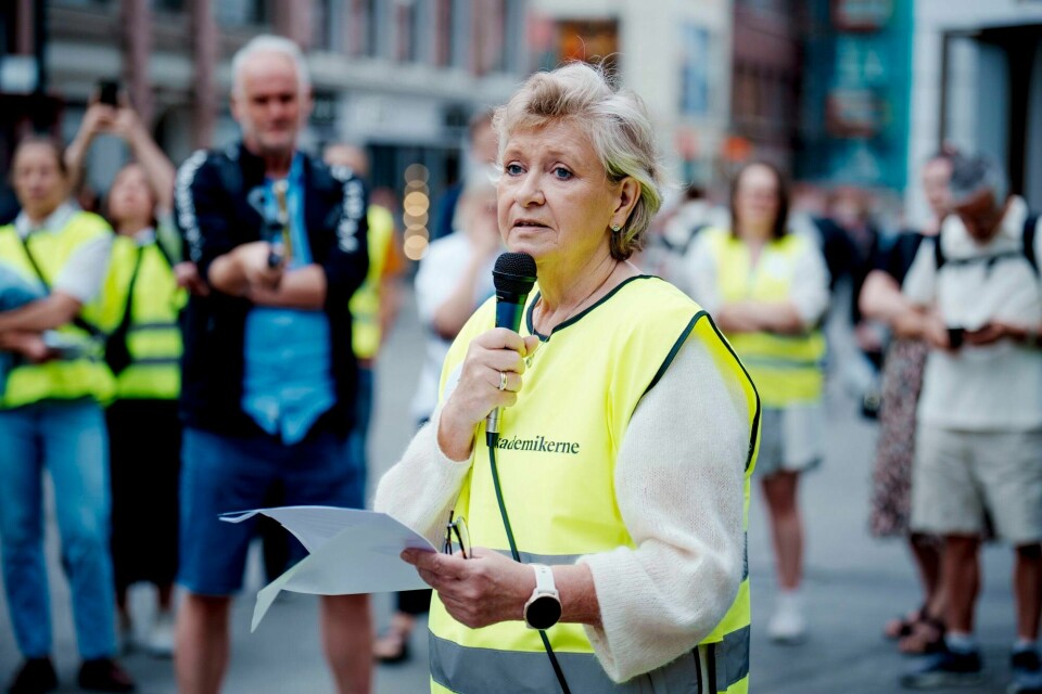Dersom man skal sammenlikne lønnsveksten på virksomhetsnivå i staten med den gjennomsnittlige lønnsveksten i fjor på 5,3 prosent, kan man ikke bruke disse tallene. Det er som å sammenlikne epler med pærer, skriver Kari Tønnessen Nordli. Kari Tønnessen Nordli, leder i Akademikerne stat, på streikemarkeringen på Egertorget i Oslo i mai 2024.