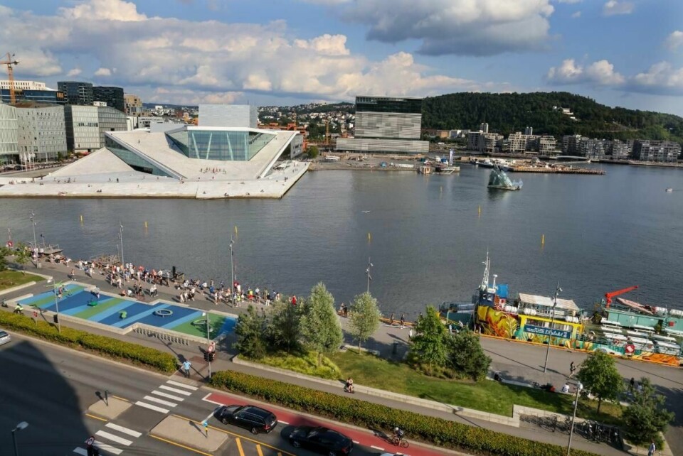 Oslofolk som på fjorcruise med M/S Bjørvika står med god avstand i køen.