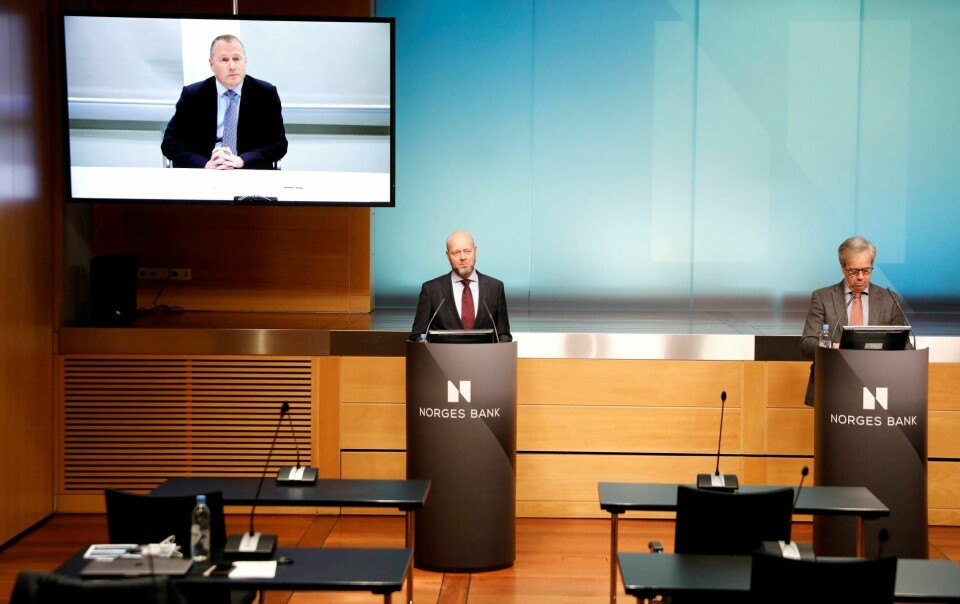 Sentralbanksjef Øystein Olsen (t.h.) presenterer Nicolai Tangen (på storskjerm til venstre) som ny leder for Norges Bank Investment Management (leder for Oljefondet) under en pressekonferansen 26. mars. Avtroppende leder Yngve Slyngstad (i midten). Foto: Ole Berg-Rusten / NTB scanpix
