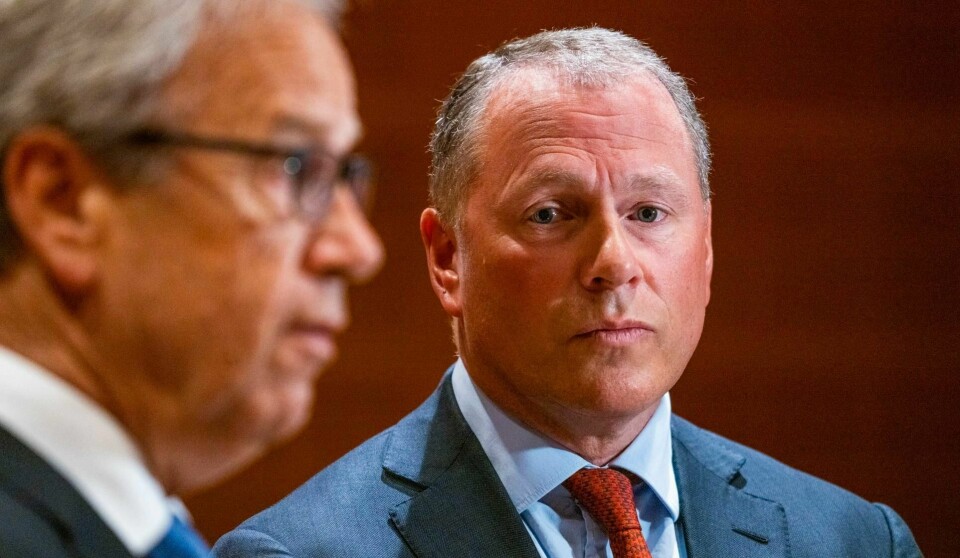En juridisk vurdering konkluderer med at finansministeren ikke kan instruere sentralbanksjef Øystein Olsen (t.v.) i ansettelsen av Nicolai Tangen. Den vurderinger er fire jussprofessorer uenige i.