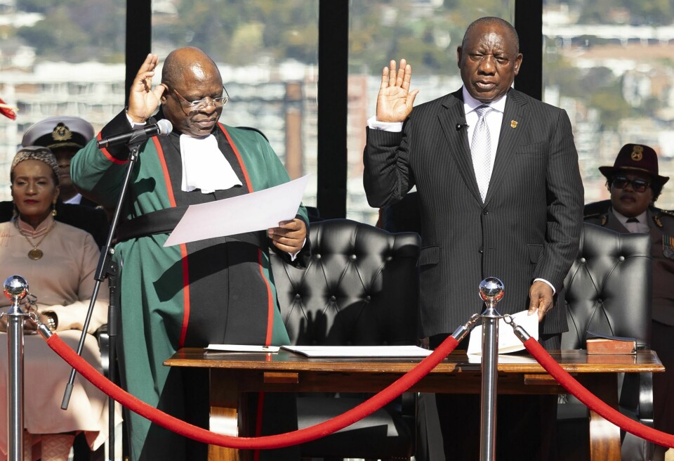 71 år gamle Cyril Ramaphosa (t.h.) tar nå fatt på fem nye år som president i Sør-Afrika. Foto: Kim Ludbrook / AP / NTB 71 år gamle Cyril Ramaphosa (t.h.) tar nå fatt på fem nye år som president i Sør-Afrika. Foto: Kim Ludbrook / AP / NTB