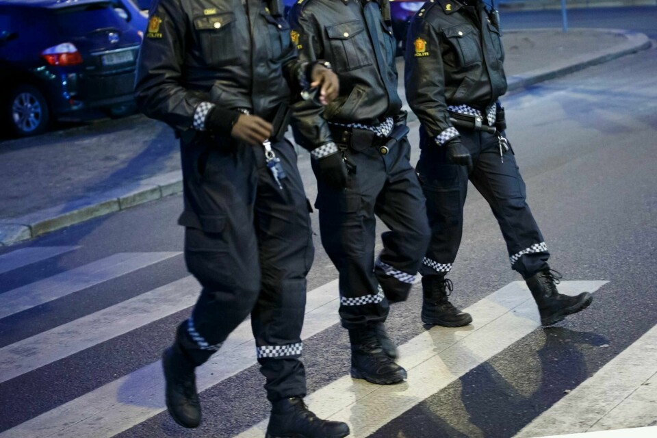 SKI 20161213.
Politiet i arbeid. Tre politifolk patruljerer gatene i Ski. NB! Modellklarert til redaksjonell bruk.
Foto: Heiko Junge / NTB scanpix