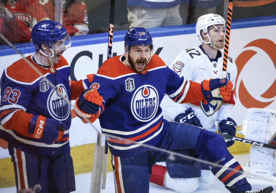 Edmontons Zach Hyman (i midten) jubler etter scoringen mot Florida Panthers i andre periode av fredagens finalekamp. Edmontons Zach Hyman (i midten) jubler etter scoringen mot Florida Panthers i andre periode av fredagens finalekamp. Foto: Jeff McIntosh / The Canadian Press / AP / NTB
